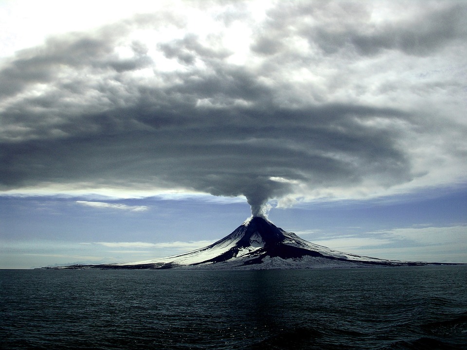 volcano-erupting-1056526_960_720